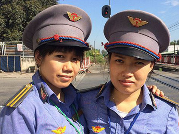 Lời kể của 2 nữ nhân viên đường sắt cứu cụ bà ngay trước bánh tàu hỏa