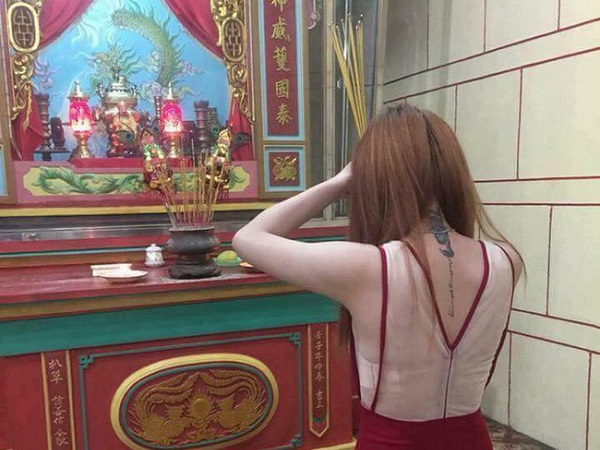 Mặc váy hở hết lưng đi lễ chùa, cô gái trẻ bị cư dân mạng 'ném đá' thậm tệ