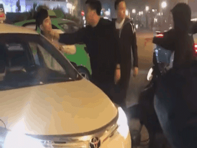 Nam thanh niên túm cổ tài xế, đá lật gương taxi trước cửa Nhà hát lớn Hà Nội