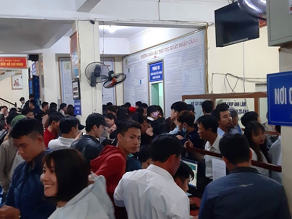 Nghệ An: Có ngày cả nghìn người tới làm hộ chiếu, giấy thông hành