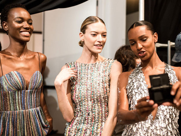 Nhìn hậu trường show tại New York của Công Trí, ai không biết cứ ngỡ đây là Victoria's Secret Fashion Show!