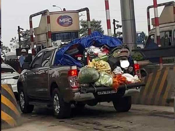 Những chuyến xe thồ rau củ lợn gà, chở 'cả nhà quê' bố mẹ gói ghém cho con mang lên thành phố gây xúc động