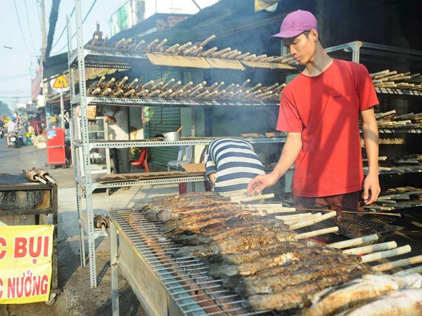 Thần Tài 'gõ cửa': Thịt quay, cá lóc 'đuổi' không hết khách, buôn vàng trúng ngàn tỷ