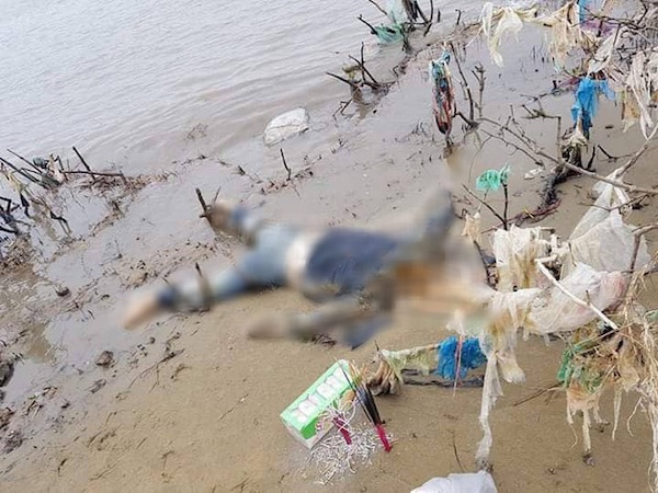Thanh Hóa: Phát hiện thi thể phụ nữ đang phân huỷ mang theo tiền ngoại tệ trôi dạt vào bờ biển