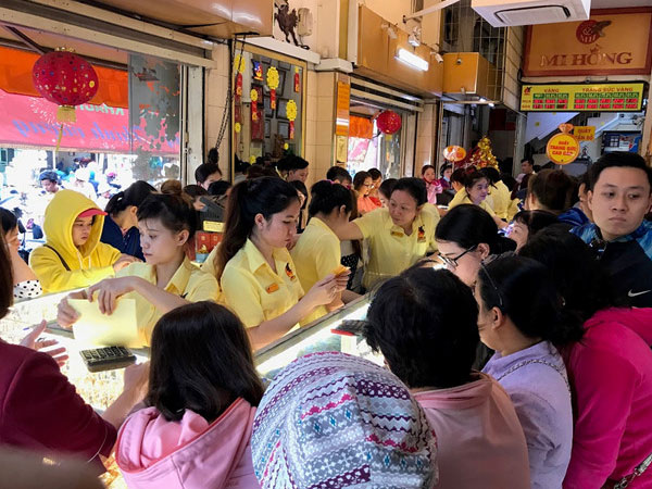 Vàng tăng giá trước ngày Thần tài, khách vẫn chen chúc mua sớm cầu may