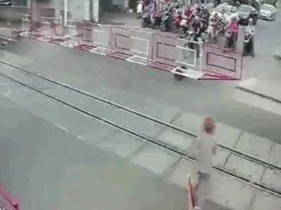 Video: Hai nữ nhân viên gác chắn cứu cụ bà trước đầu tàu khách