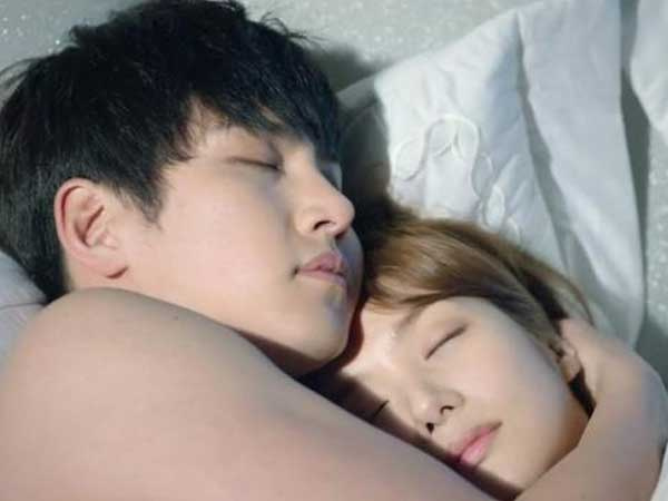 Vừa cởi cúc áo tôi, anh lạnh lùng mặc lại khi nhìn thấy vết sẹo nơi bầu ngực