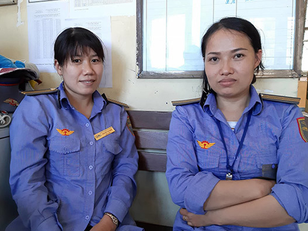 Bộ trưởng GTVT khen 2 nữ nhân viên gác chắn cứu cụ bà trước đầu tàu hỏa