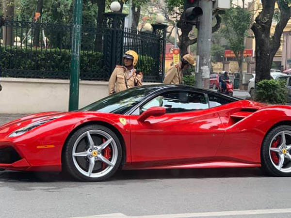 Cảnh sát Hà Nội 'tóm sống' siêu xe Ferrari 488 GTB 15 tỷ
