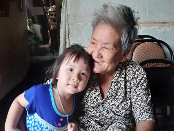 Cụ bà kể khoảnh khắc được 2 nữ nhân viên cứu trước đầu tàu hỏa