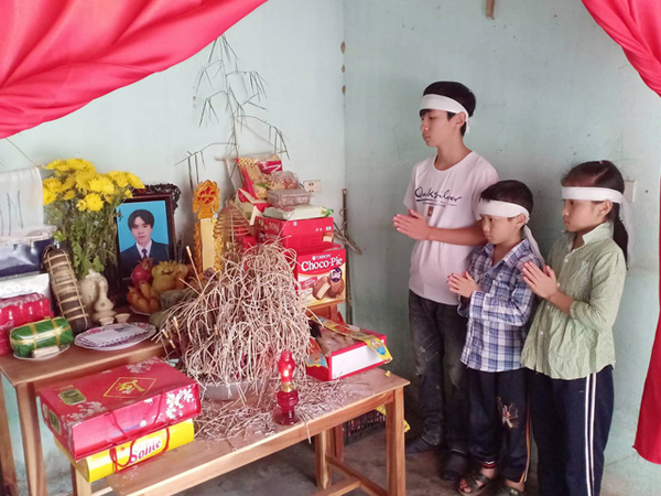 Mẹ bỏ đi biệt tích, ba đứa trẻ ngã quỵ trước linh cữu người cha vừa qua đời vì tai nạn giao thông