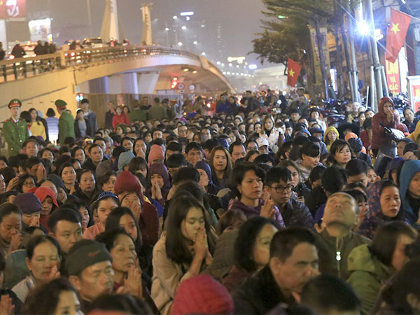 Sợ sao xấu, biển người tràn ra đường giải hạn ở chùa Phúc Khánh