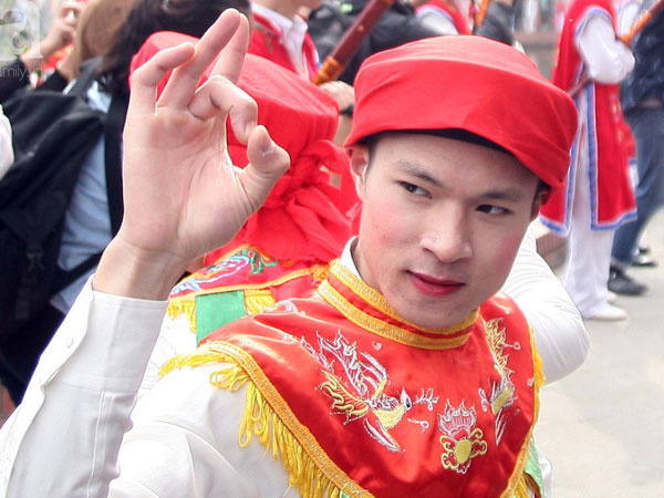 Video, ảnh: Trai làng đánh má hồng, tô son đỏ giả gái lả lơi múa điệu 'con đĩ đánh bồng' giữa Hà Nội