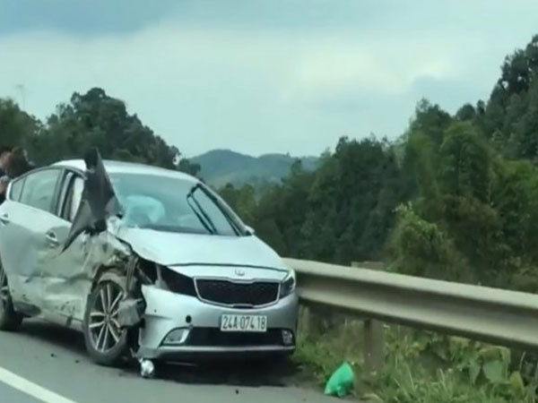 Va chạm trên cao tốc, xe Lexus vỡ bánh, trẻ sơ sinh thoát nạn