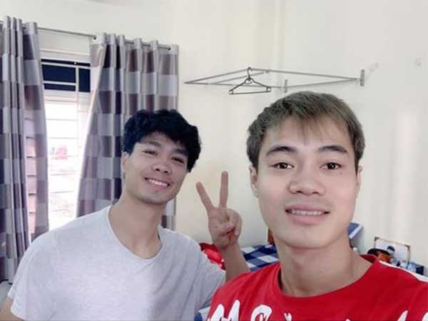Văn Toàn đăng ảnh 'nghẹn ngào' tiễn cậu bạn chung phòng từ năm 11 tuổi Công Phượng sang Hàn thi đấu