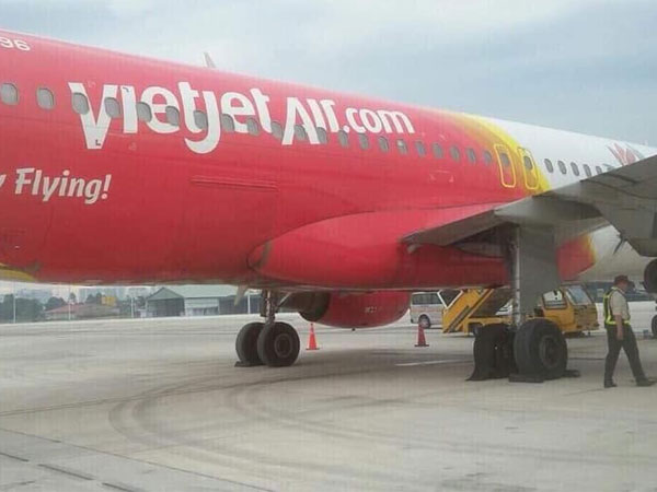 Vietjet lên tiếng về hình ảnh máy bay bị hư lốp sau khi hạ cánh xuống sân bay Tân Sơn Nhất: Đã tiến hành thay lốp ngay sau đó