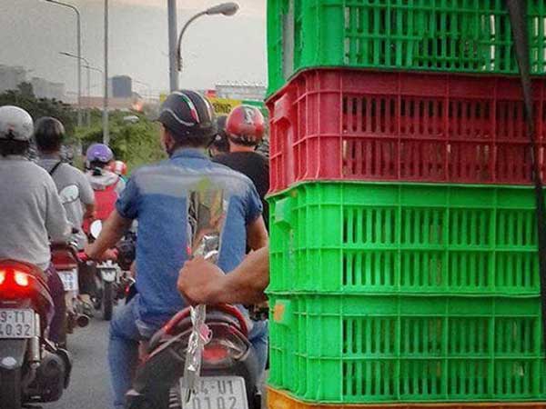 Bông hoa nhỏ trên chiếc xe chở hàng cũ kĩ và câu chuyện đáng yêu ngày Valentine