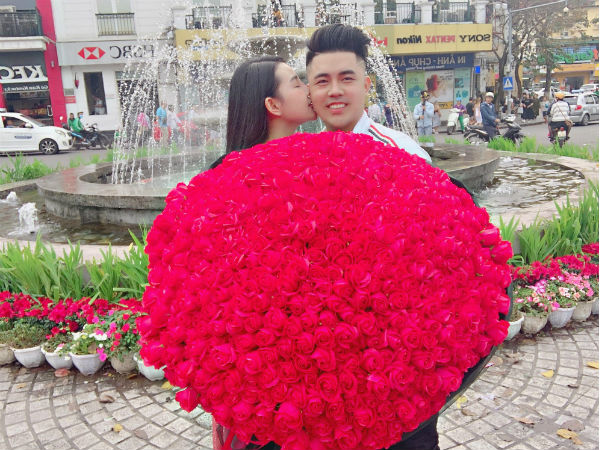 Chàng trai quỳ gối tặng người yêu bó hồng khủng 999 bông ngày Valentine, nhiều người lại tò mò về danh tính của cô nàng may mắn