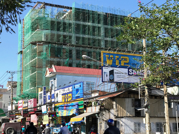 Đứt cáp vận thang, 9 công nhân rơi từ độ cao 5 m, chấn thương nặng