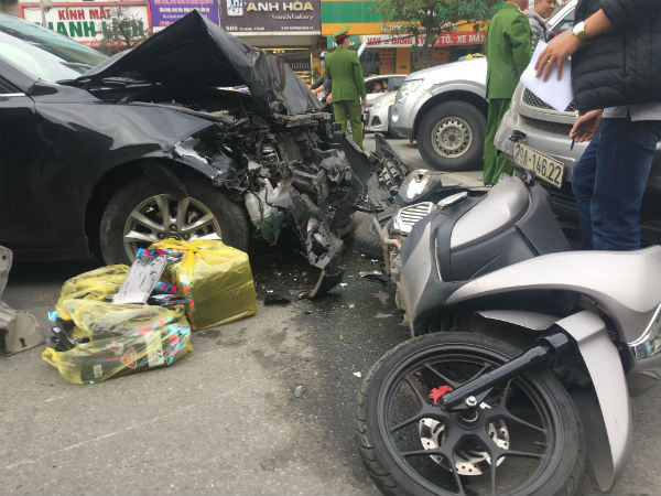 Hà Nội: Ô tô Mazda đâm liên hoàn hai xe máy chạy cùng chiều, ba người bị thương