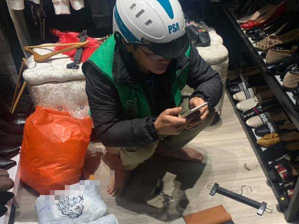 Tranh thủ đi làm sớm để chọn và chụp ảnh ví cho vợ chọn làm quà ngày Valentine, anh shipper khiến chủ shop chạnh lòng