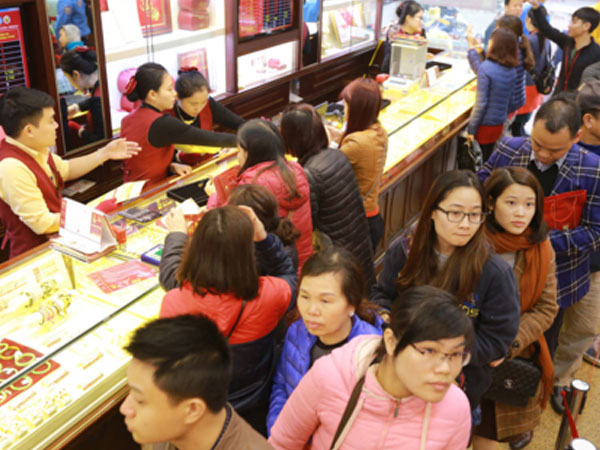 Vì sao nhiều người đổ xô mua vàng, cá lóc, heo quay trong ngày vía Thần Tài?