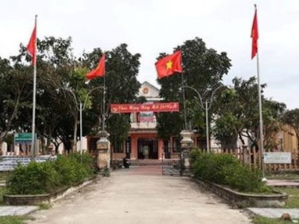 Vụ Phó Chủ tịch xã 'tâm sự' với người đẹp ở bờ đê: Chỉ đứng nói chuyện chứ chưa làm gì!
