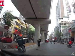 Video: Người phụ nữ bế theo trẻ nhỏ đi bộ sang đường bị xe máy tông trực diện