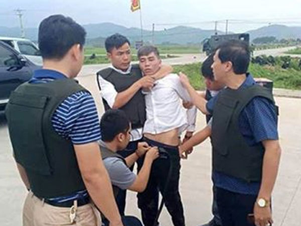 Hàng trăm cảnh sát bao vây ba người cầm súng cố thủ trong ôtô