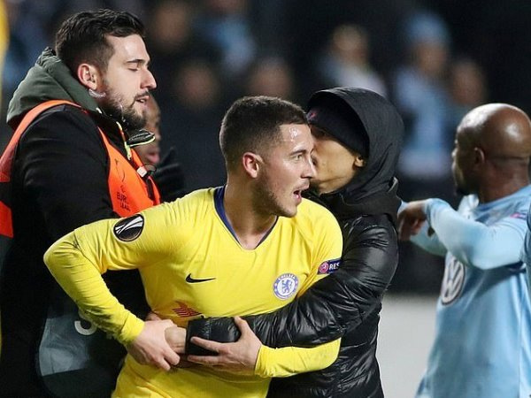 Hazard bênh vực 'fan cuồng' sau sự cố ở trận gặp Malmo