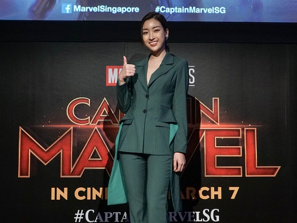 Hoa hậu Đỗ Mỹ Linh phỏng vấn bằng tiếng Anh cực trôi chảy, 'Đại úy Marvel' trả lời khiến cả khán phòng hú hét vỗ tay