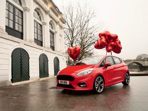 Những màn tỏ tình bằng xe hơi 'đốn tim' trong ngày Valentine