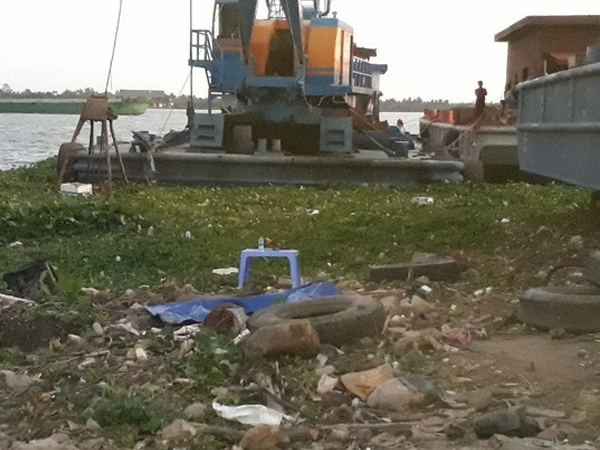 Phát hiện xác chết nữ loã thể bên bờ sông Tiền