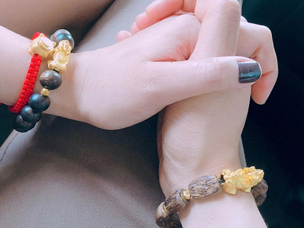 Thu Thủy khoe quà Valentine do bạn trai tặng sau hơn 1 năm ly hôn