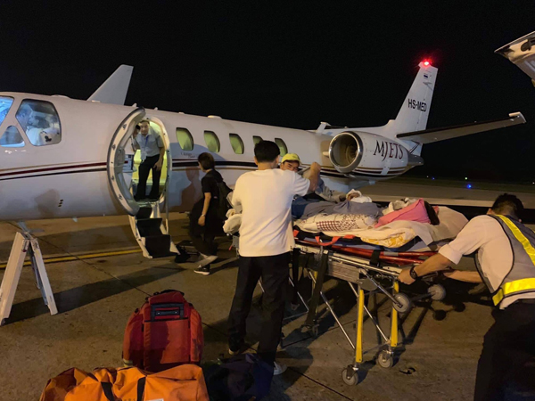 Việt kiều bị tạt axít và chém đứt gân chân khi chở bạn gái đi chơi được chuyển qua Canada điều trị bằng chuyên cơ