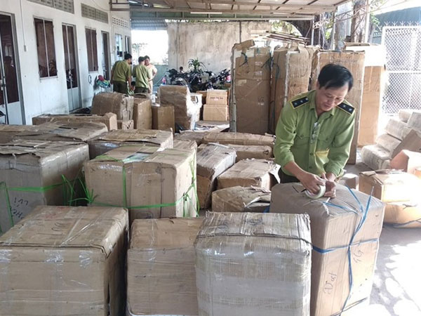 Bắt lô hàng lớn có chứa hàng trăm thùng mỹ phẩm không rõ nguồn gốc
