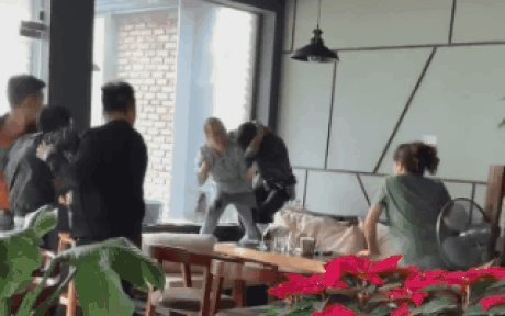 Đi uống cafe, chứng kiến cảnh hả hê: Chị chồng xông vào đánh ghen hộ em dâu
