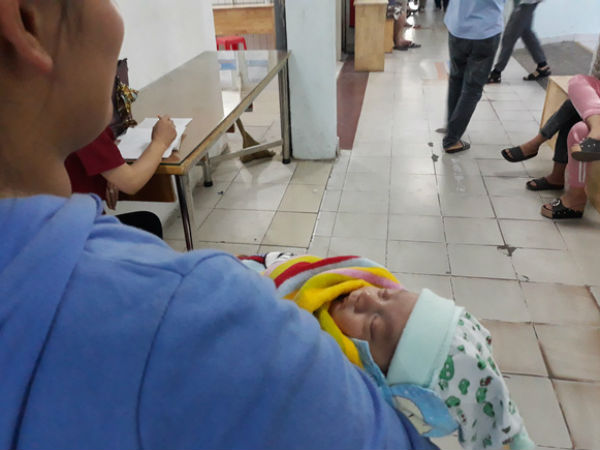 Đọc tin cháu bị bỏ rơi, bà ngoại lên xe đi trong đêm đón về