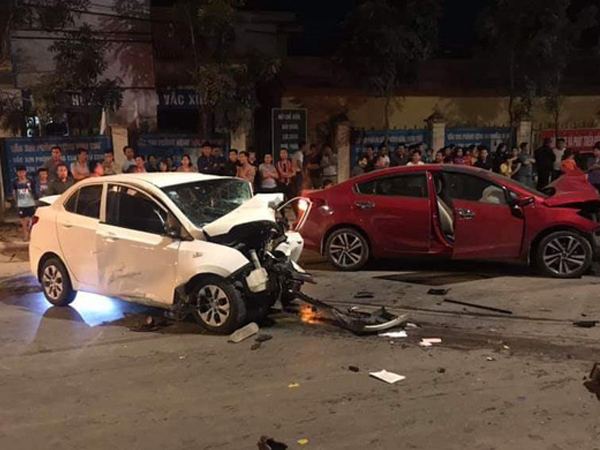 Hai xe ô tô 'đấu đầu' trong đêm, 4 người thương vong