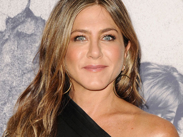 Máy bay riêng của Jennifer Aniston hạ cánh khẩn cấp vì mất lốp