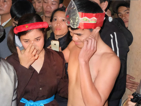 Tâm sự của đôi vợ chồng 'làm chuyện ấy' trong ngôi miếu 17 tỷ đồng: Ra khỏi cửa mọi người chọc, ngại đỏ cả mặt!