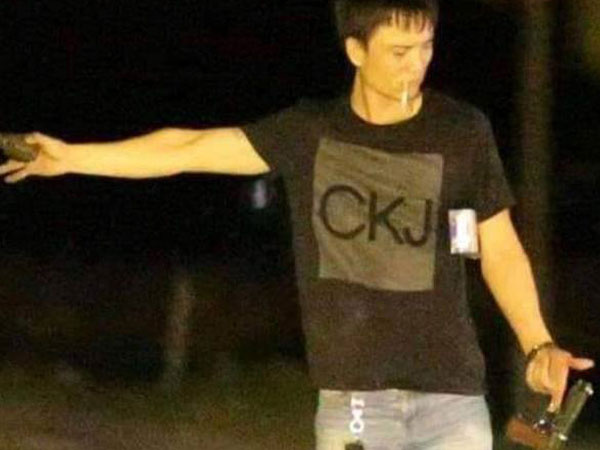 Trước phút quy hàng, kẻ buôn ma túy dí súng vào đầu đòi tự vẫn