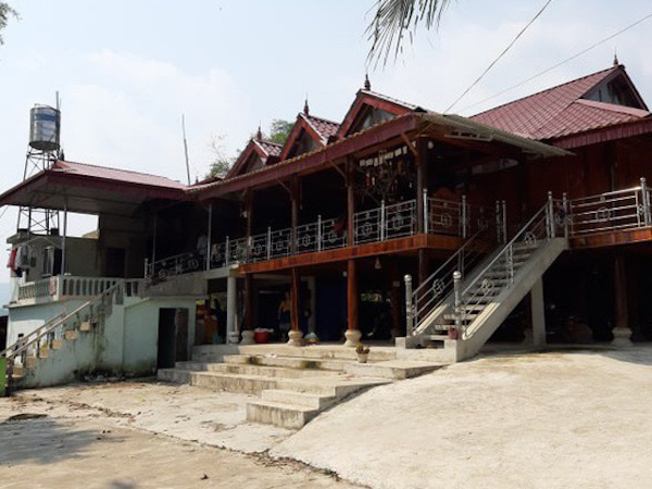 Bố khóc lóc suốt ngày không ngừng trước khi bế con trai 10 tháng tuổi vào nhà tắm sát hại