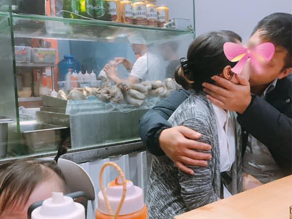 Cặp đôi thản nhiên hôn nhau ở quán lòng lợn, chị gái một con ngứa mắt chụp ảnh post lên MXH