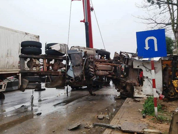 Hiện trường vụ tai nạn liên hoàn trên Quốc lộ 1A khiến 8 người thương vong