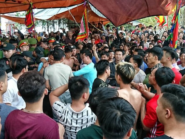 Trăm thanh niên vây kín đền Hiền Quan đòi cướp phết mặc lệnh dừng