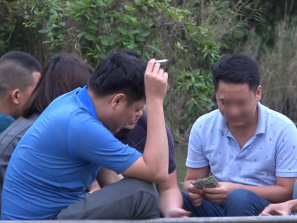 Video: Những chiếu bạc sát phạt công khai ở chùa Hương