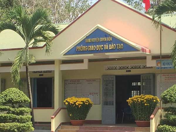 Bắt quả tang cán bộ phòng giáo dục huyện đánh bài ăn tiền
