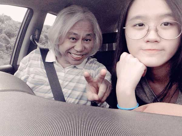 Cứ tưởng đã chia tay, cặp đôi 'ông cháu' ồn ào một thời lại tung ảnh kỉ niệm 6 năm yêu nhau hạnh phúc
