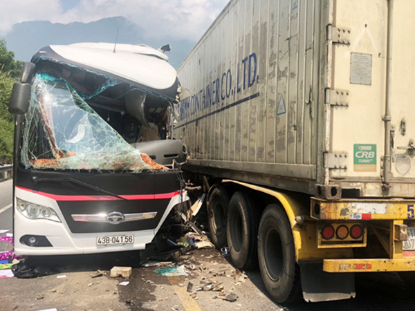 Du khách Hàn Quốc kể phút thoát chết khi ôtô khách húc xe container